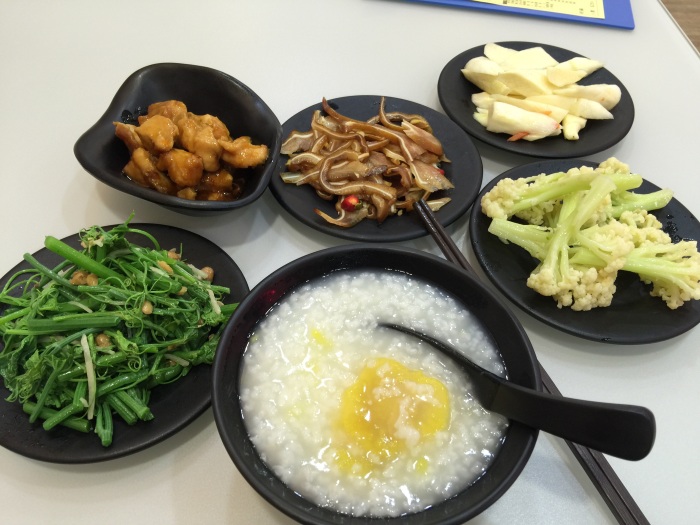 左下開始（順時針）：龍鬚菜、雞丁、豬耳、茭白荀、花椰菜、地瓜粥