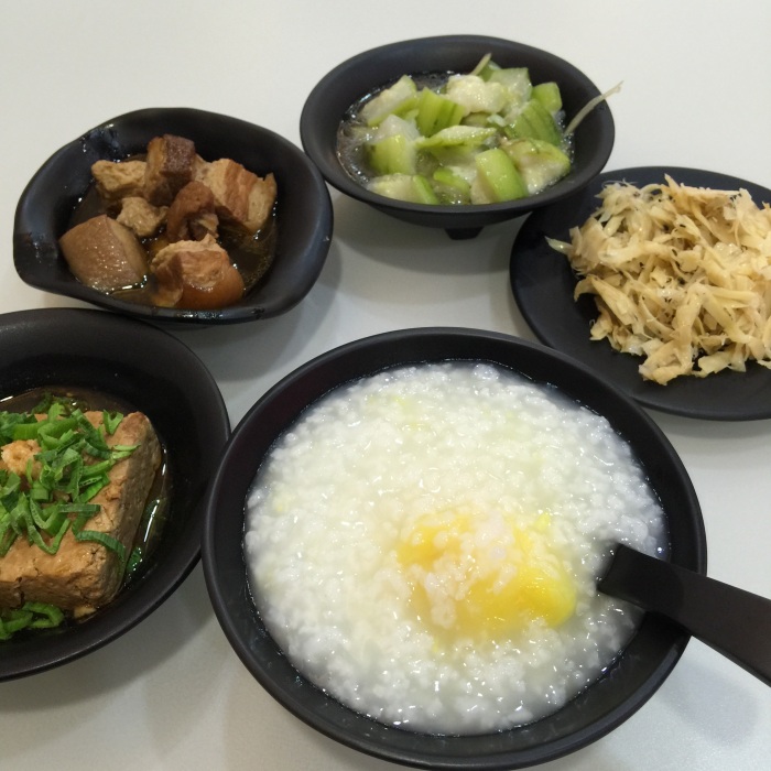 左下（順時針）：臭豆腐、梅干扣肉、絲瓜、牛蒡、地瓜粥